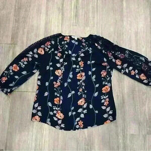 Beautiful floral top, size medium  